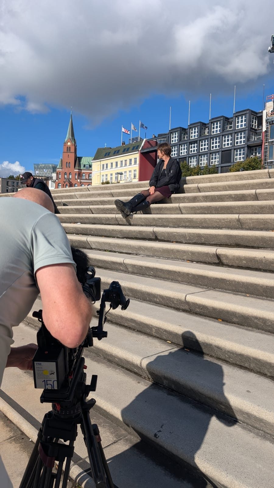 Claudia Wuttke bei einem TV-Dreh, im Vordergrund die Kamera