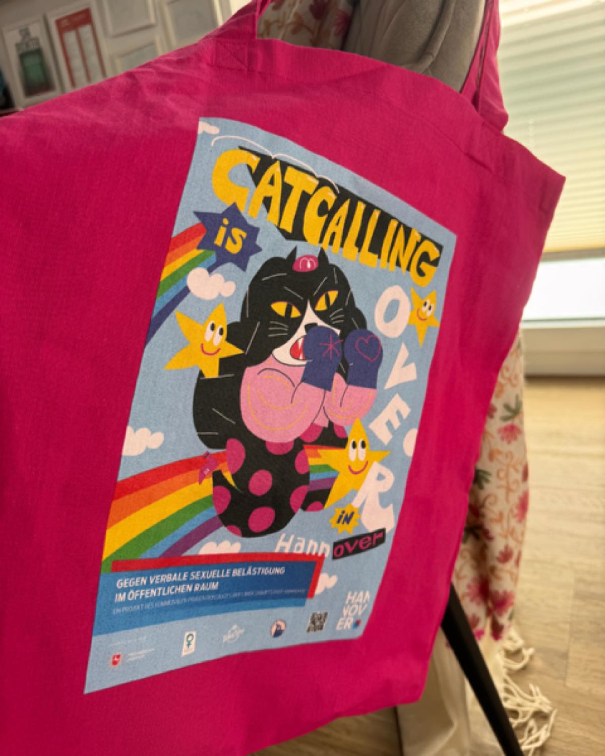 Pinker Stoffbeutel mit dem Plakat „Catcalling is over in Hannover“