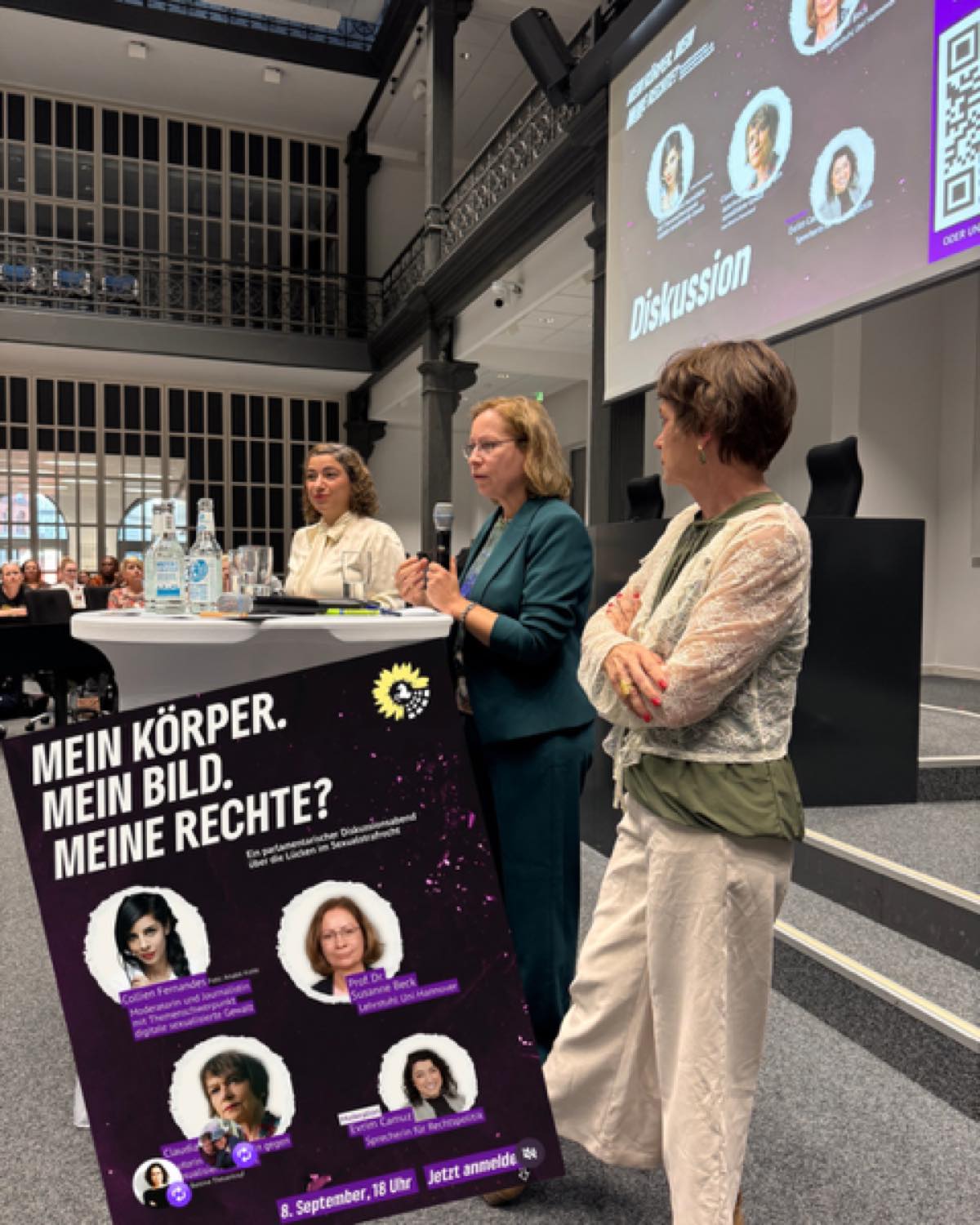 Claudia Wuttke auf dem Podium im Niedersächsischen Landtag, daneben Prof. Susanne Beck und die Moderation
