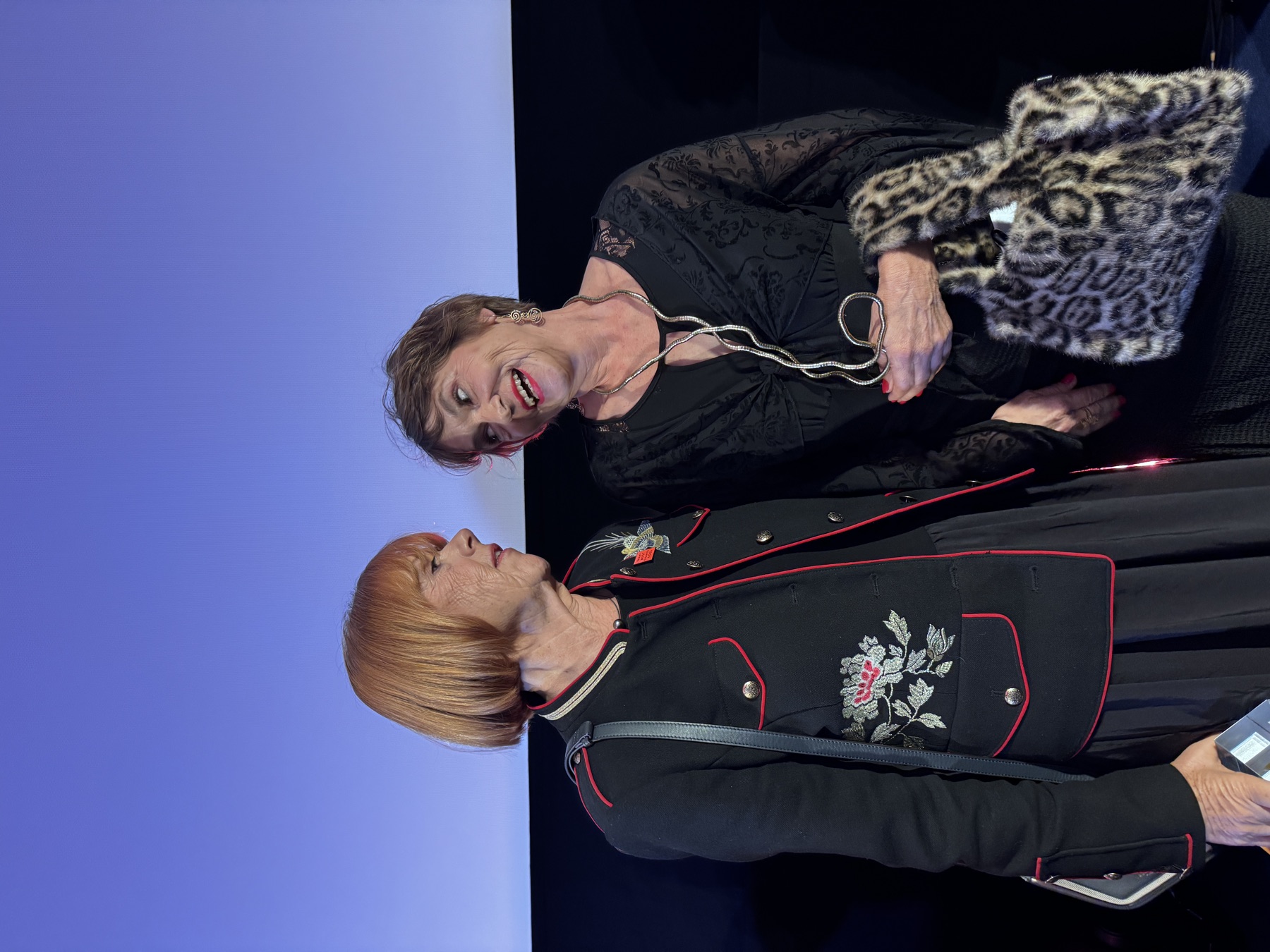 Claudia Wuttke und Gisèle Pelicot beim Brigitte Award in Berlin, sie schauen sich lächelnd an