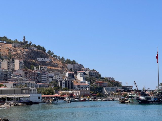 Blick vom Wasser auf den Hafen von Kuşadası