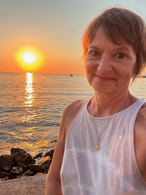 Claudia am Meer bei Sonnenuntergang