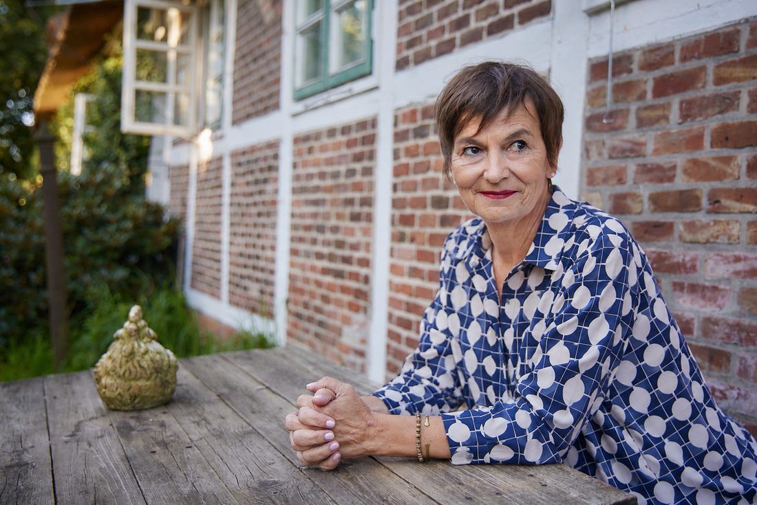 Claudia Wuttke vor einem Fachwerkhaus