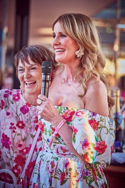 Claudia Wuttke im Gespräch mit Mareile Höppner, die ein Mikrofon hält